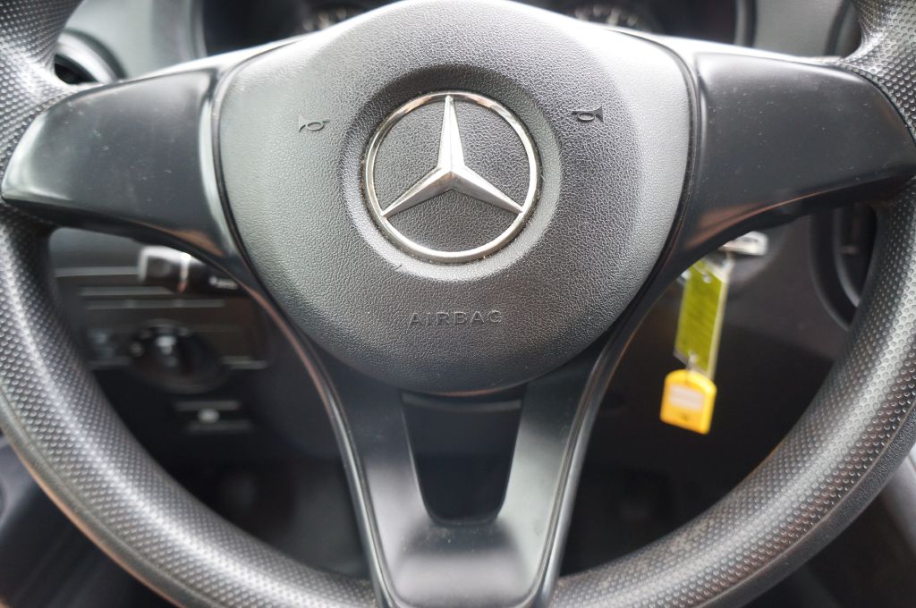 Photo 37 of this MERCEDES-BENZ METRIS