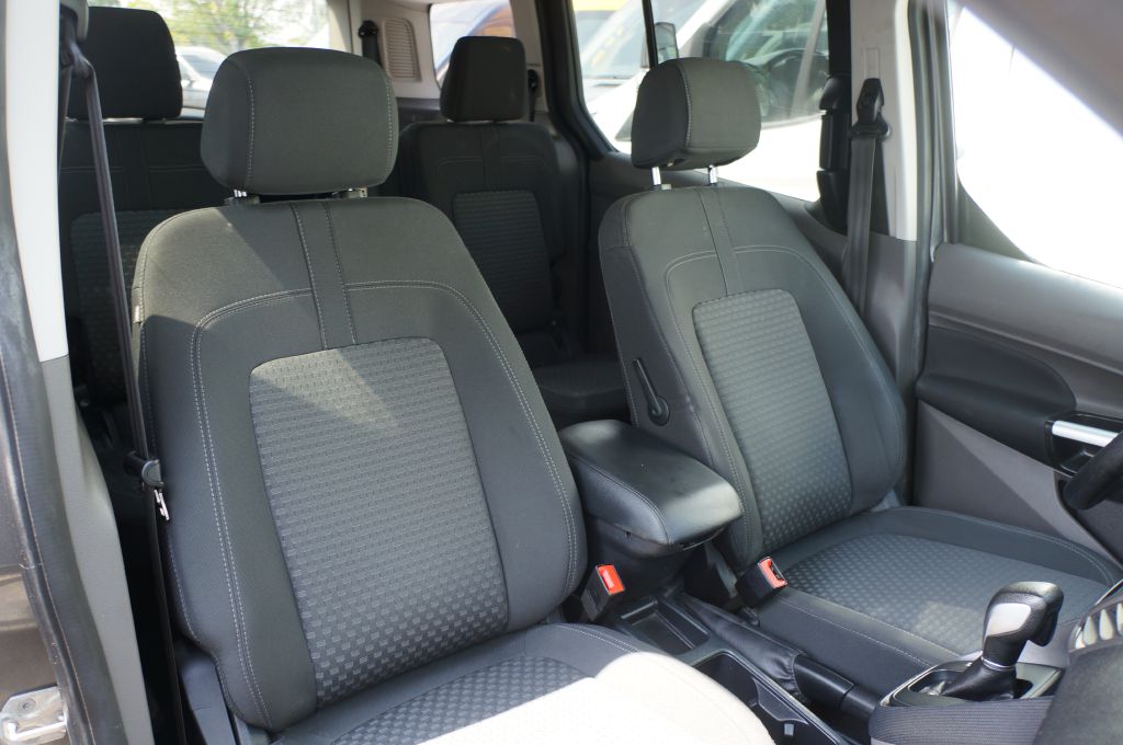 Photo 3 of this FORD TRANSIT CONNECT