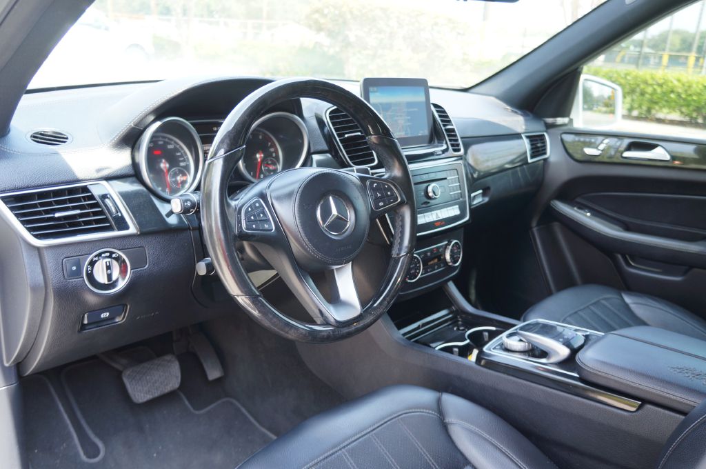 Photo 23 of this MERCEDES-BENZ GLS 450