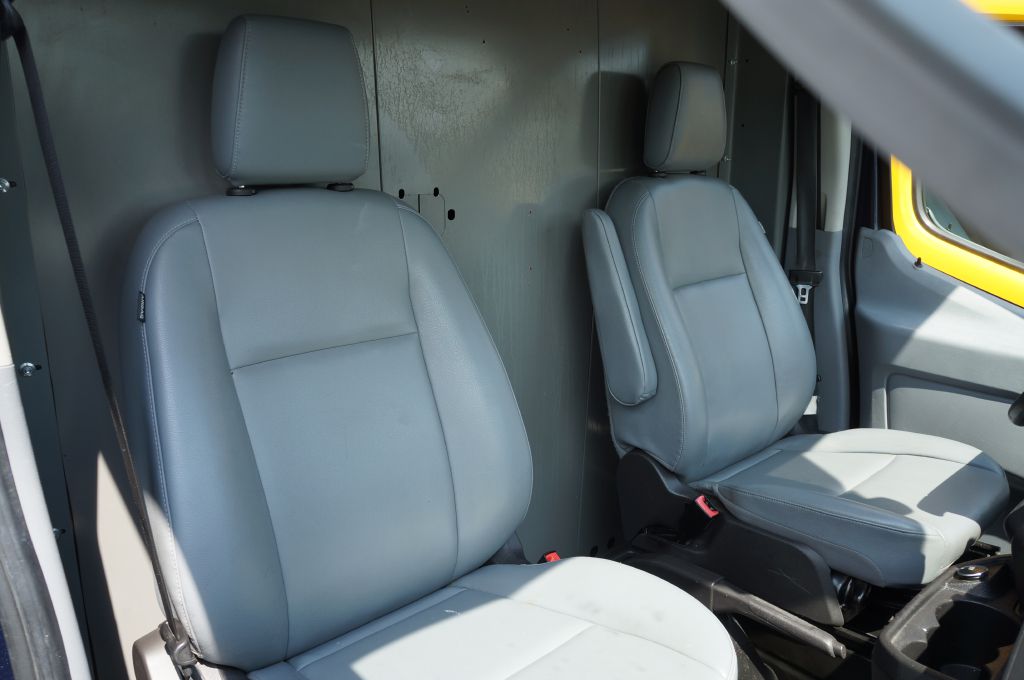 Photo 3 of this FORD TRANSIT T250 MR