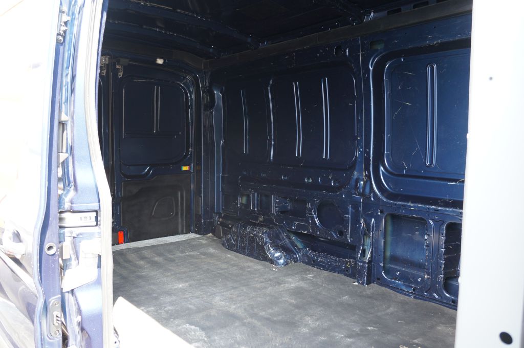 Photo 4 of this FORD TRANSIT T250 MR