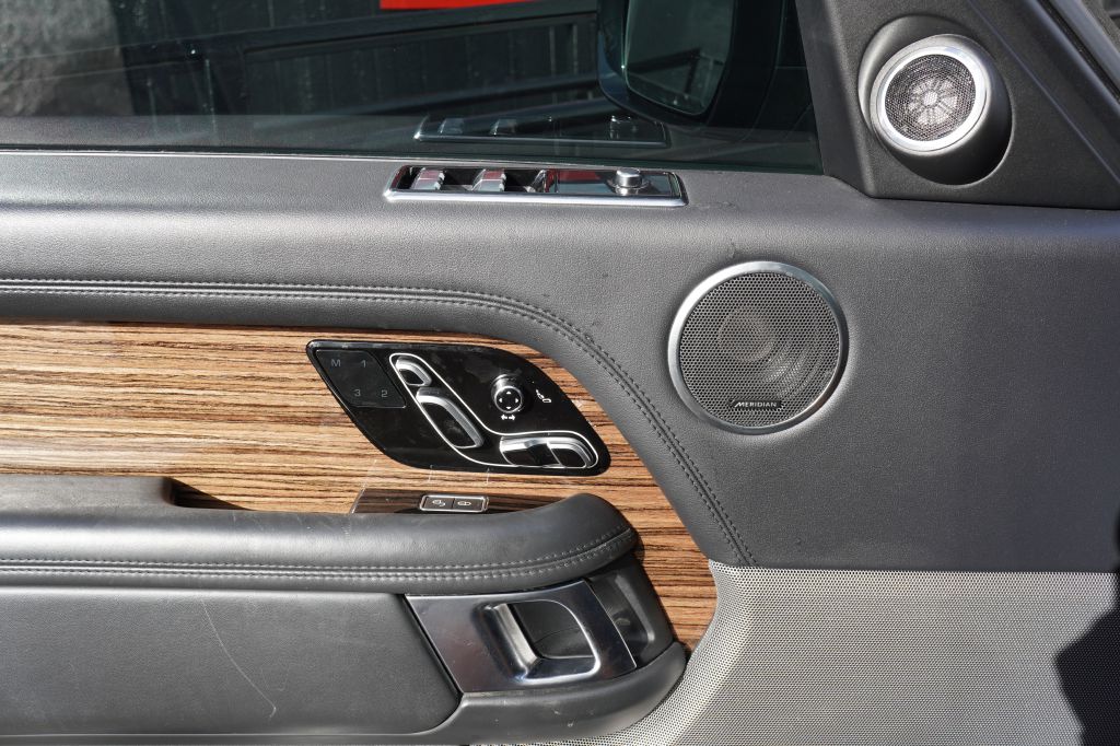 Photo 3 of this LAND ROVER RANGE ROVER SC