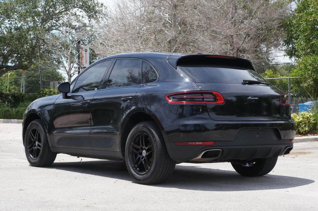 Photo 7 of this PORSCHE MACAN
