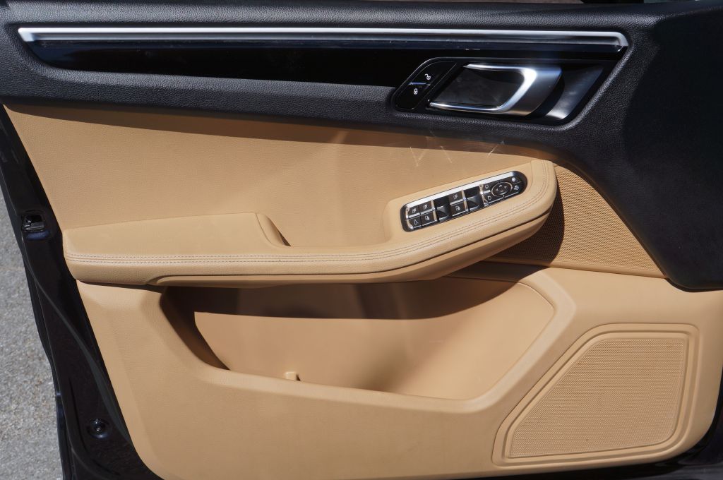 Photo 19 of this PORSCHE MACAN