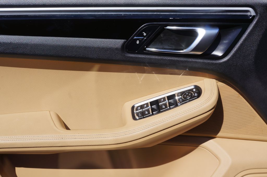 Photo 20 of this PORSCHE MACAN