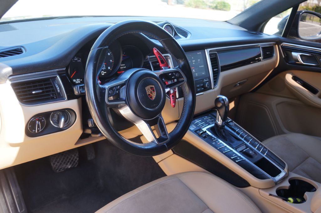 Photo 21 of this PORSCHE MACAN
