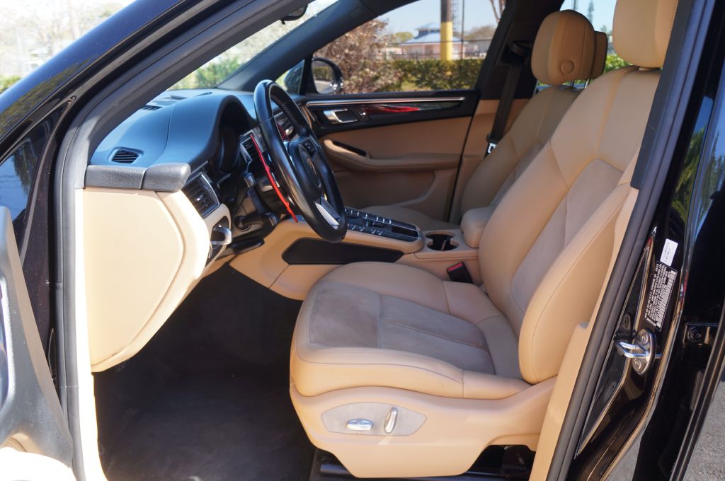 Photo 22 of this PORSCHE MACAN
