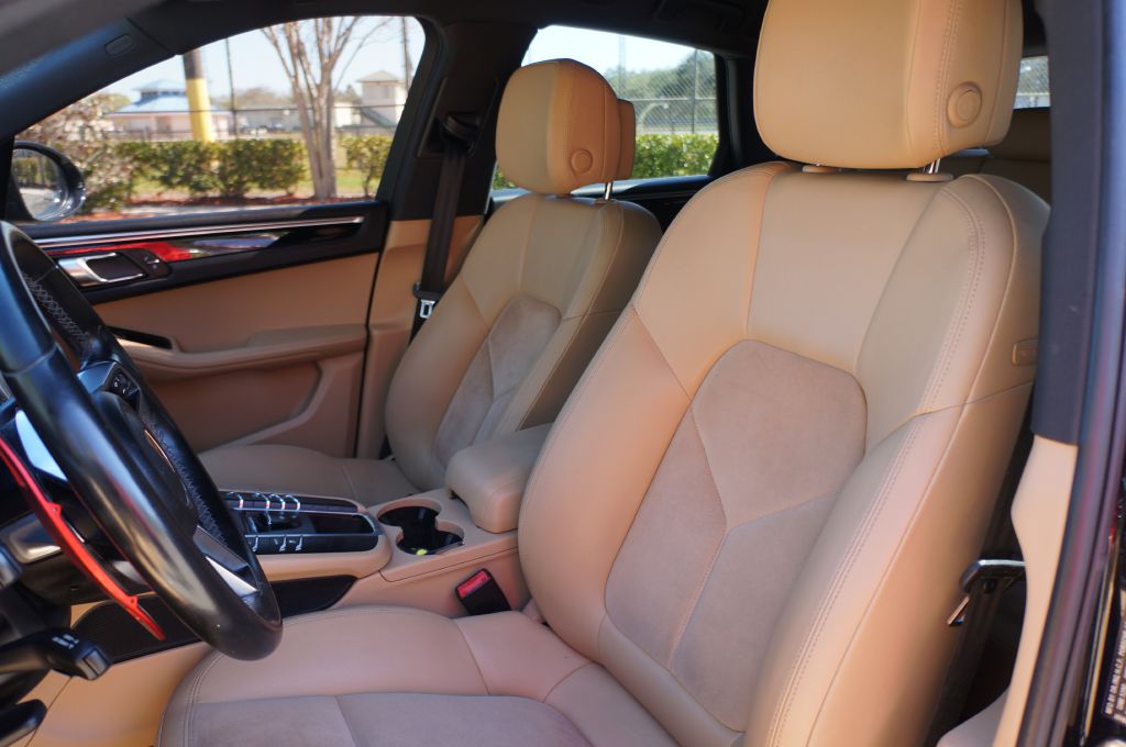 Photo 23 of this PORSCHE MACAN