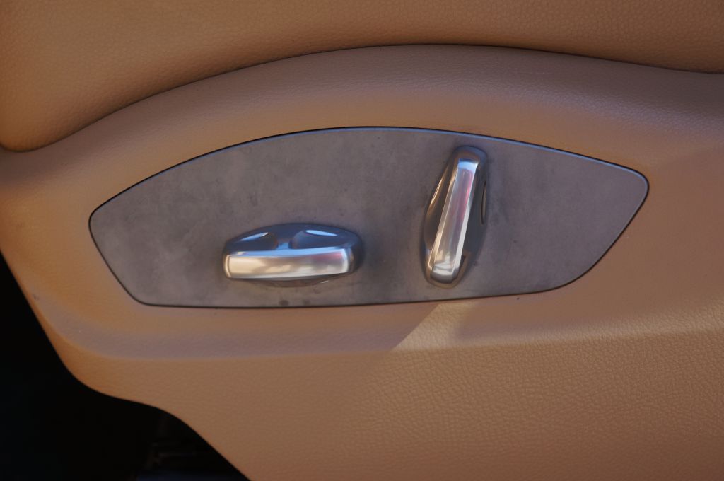 Photo 24 of this PORSCHE MACAN