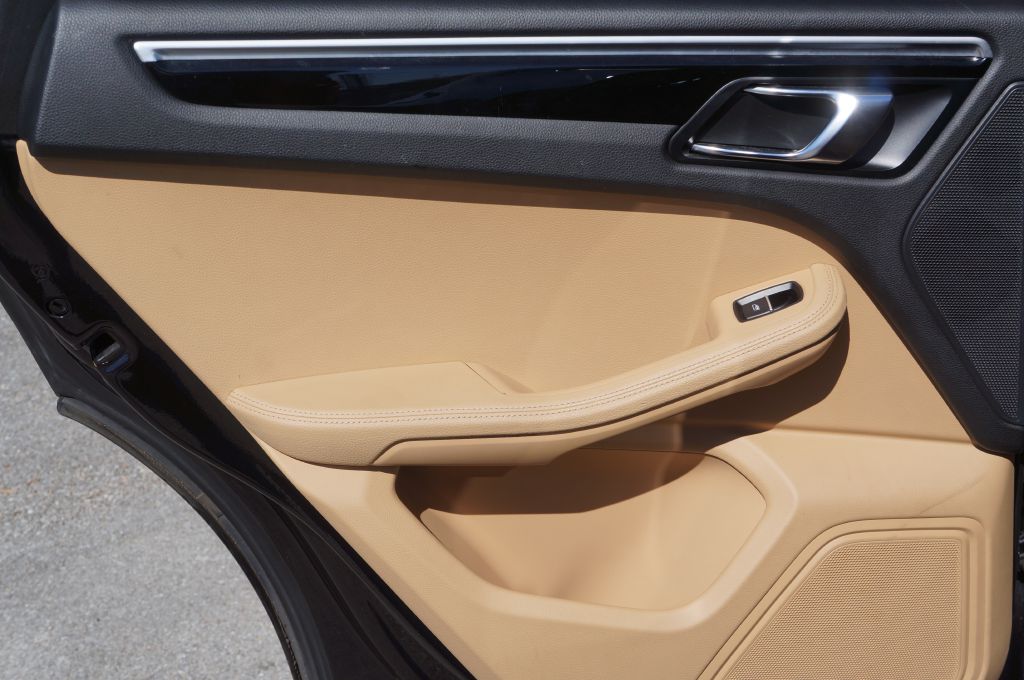 Photo 25 of this PORSCHE MACAN