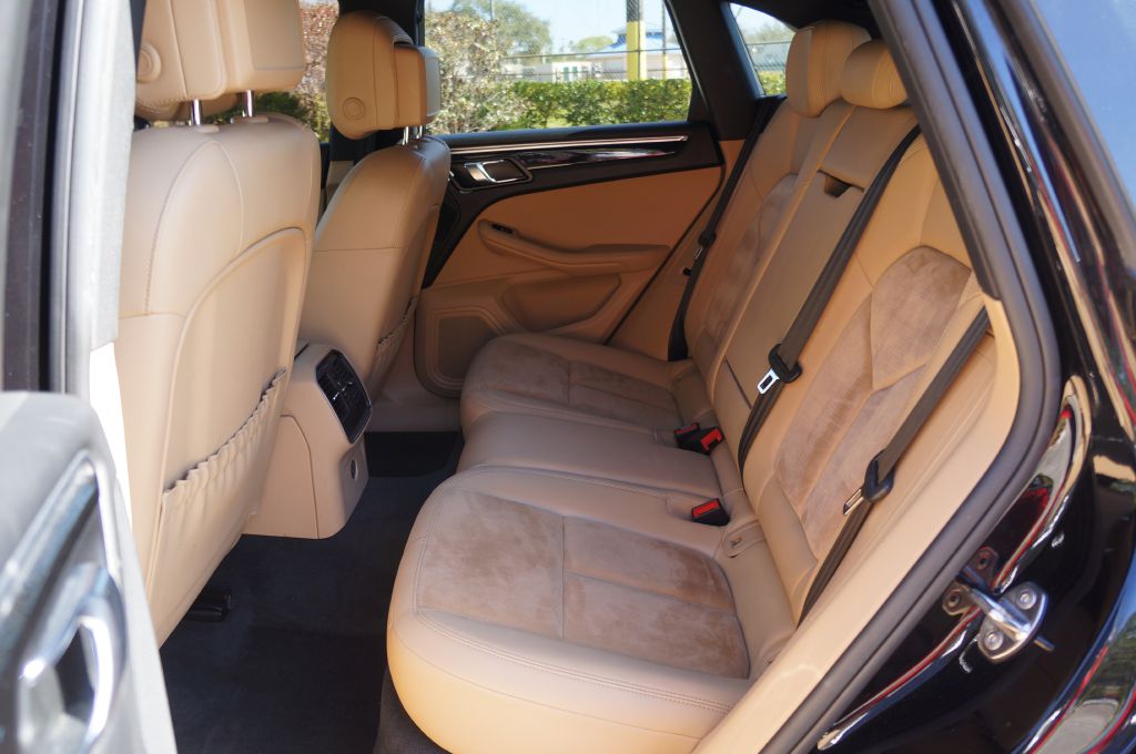 Photo 26 of this PORSCHE MACAN