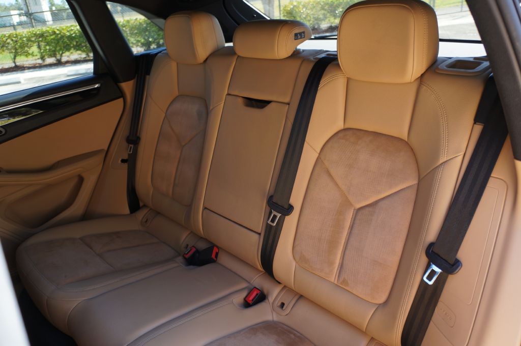 Photo 27 of this PORSCHE MACAN
