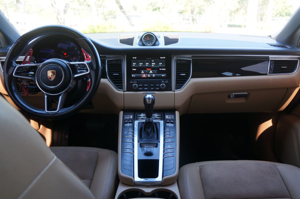Photo 28 of this PORSCHE MACAN
