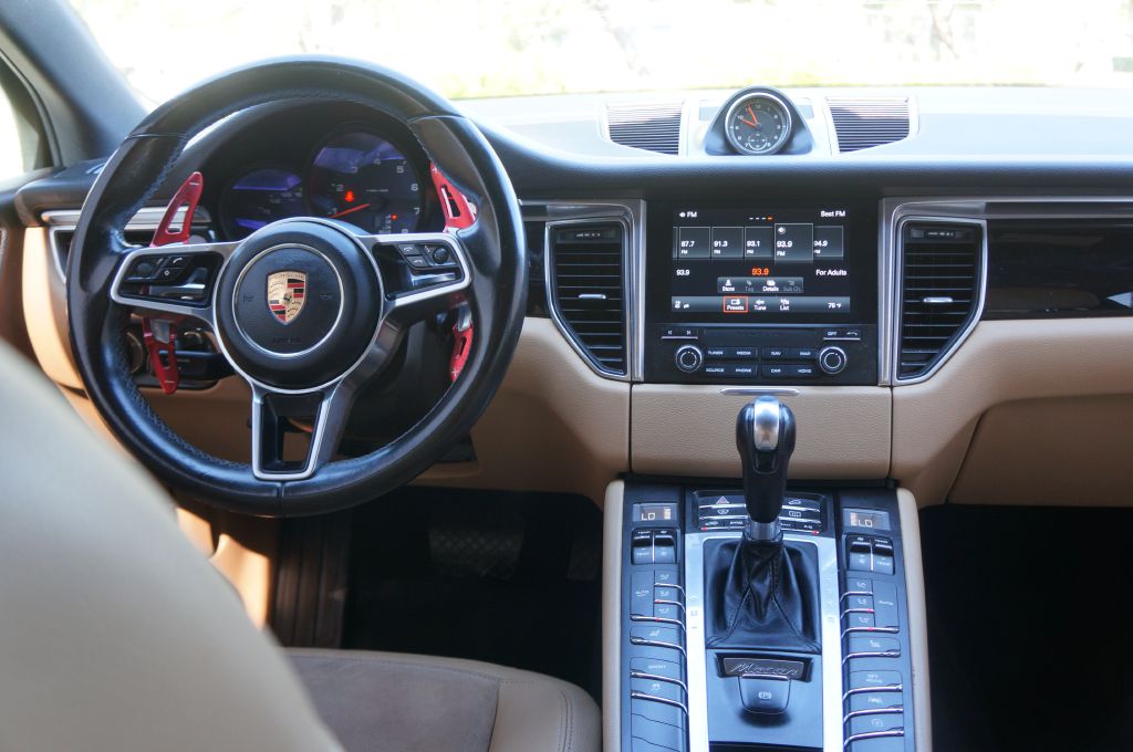 Photo 29 of this PORSCHE MACAN