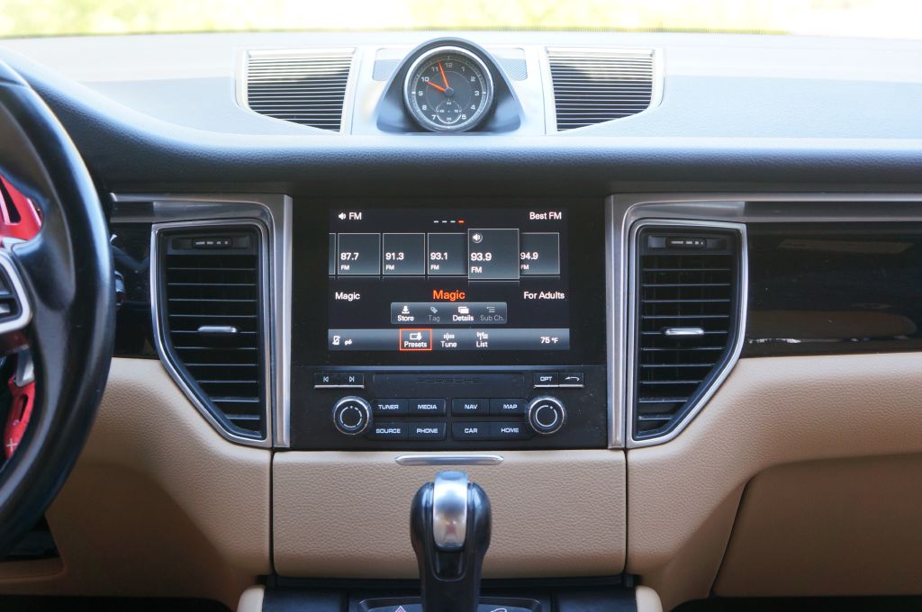 Photo 30 of this PORSCHE MACAN