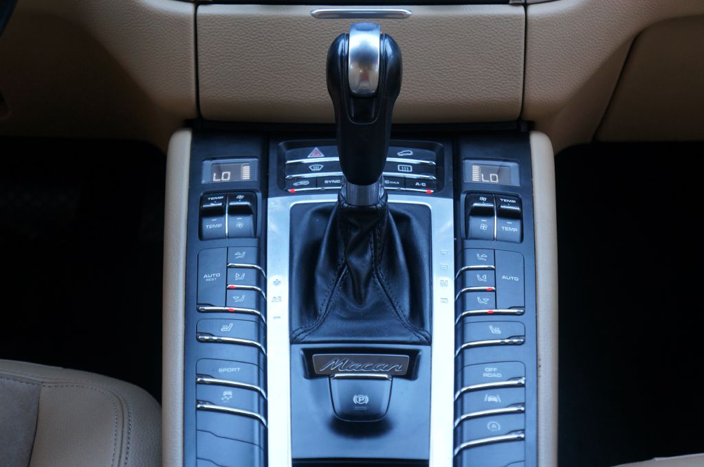 Photo 39 of this PORSCHE MACAN