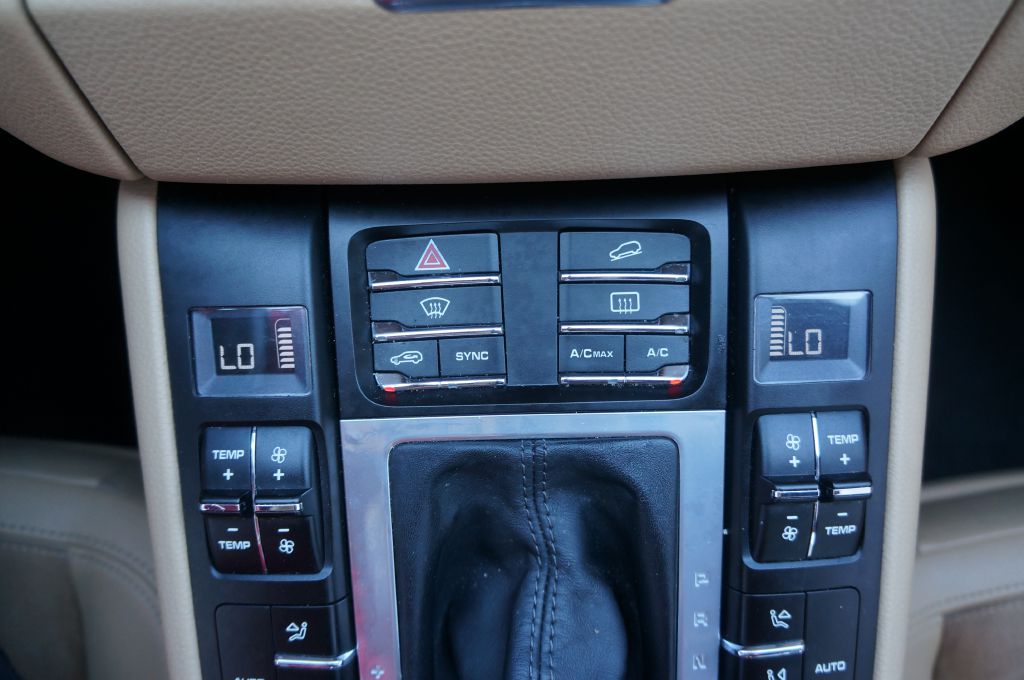 Photo 36 of this PORSCHE MACAN