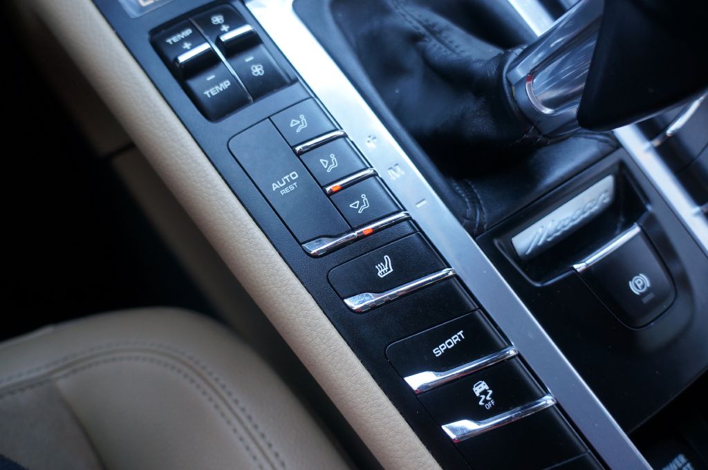 Photo 37 of this PORSCHE MACAN