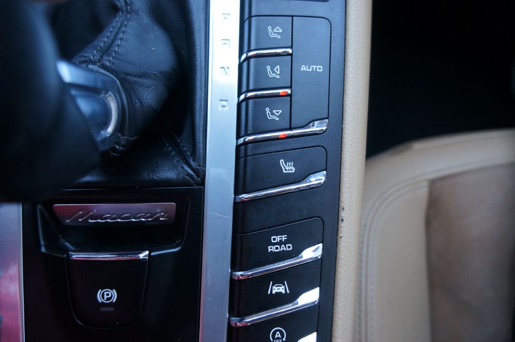 Photo 38 of this PORSCHE MACAN