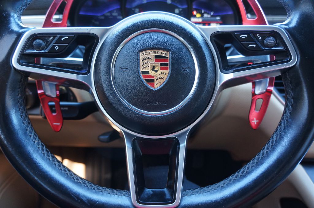 Photo 42 of this PORSCHE MACAN