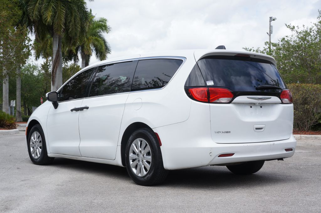 Photo 9 of this CHRYSLER VOYAGER L