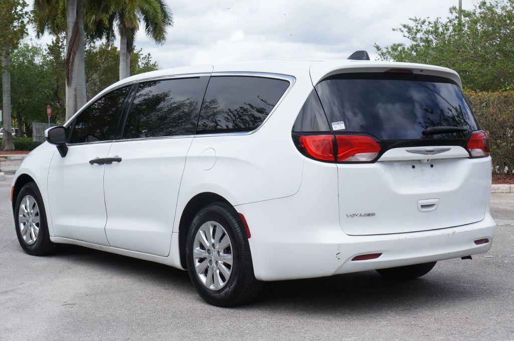 Photo 10 of this CHRYSLER VOYAGER L