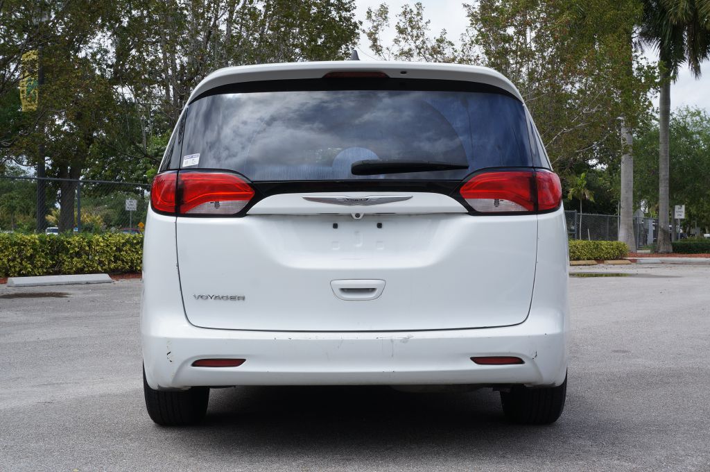 Photo 11 of this CHRYSLER VOYAGER L