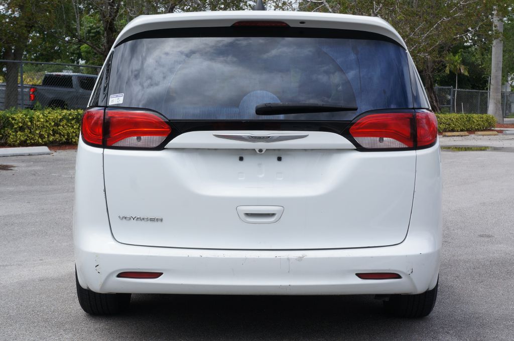 Photo 12 of this CHRYSLER VOYAGER L