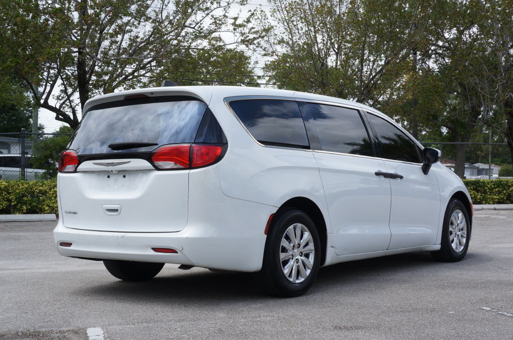 Photo 13 of this CHRYSLER VOYAGER L