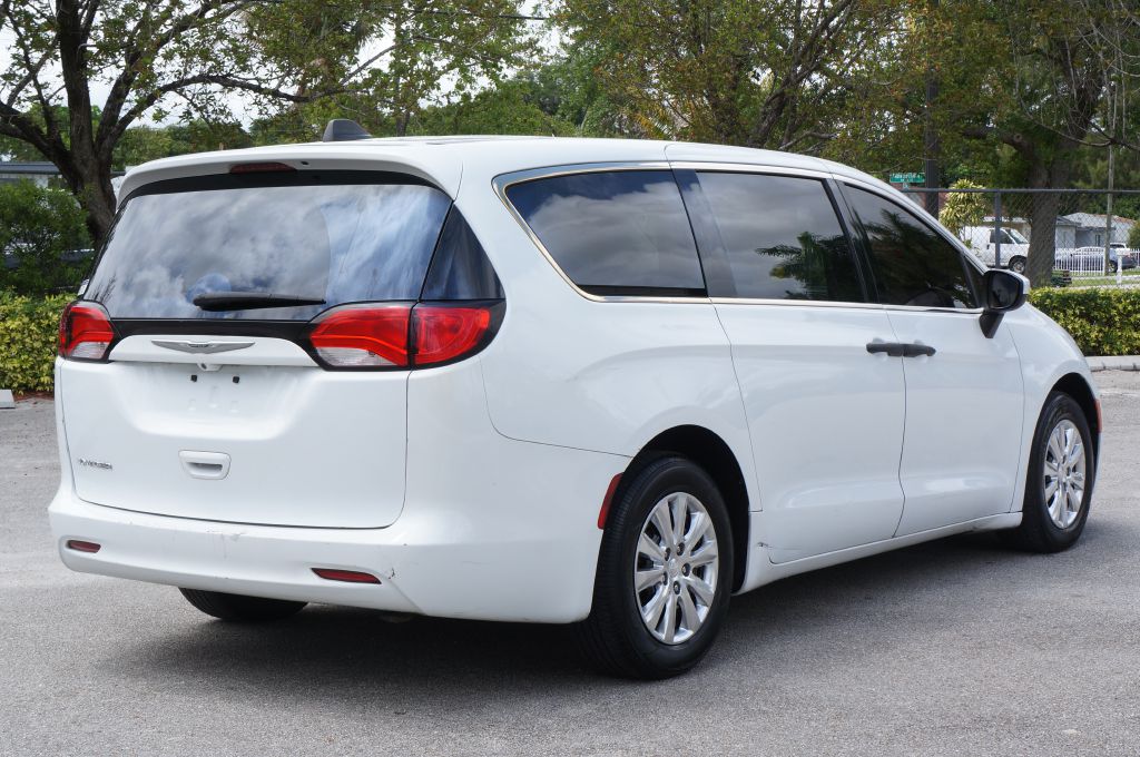 Photo 14 of this CHRYSLER VOYAGER L
