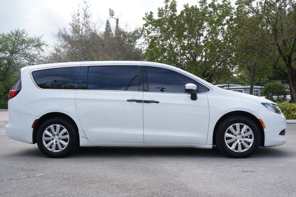 Photo 16 of this CHRYSLER VOYAGER L