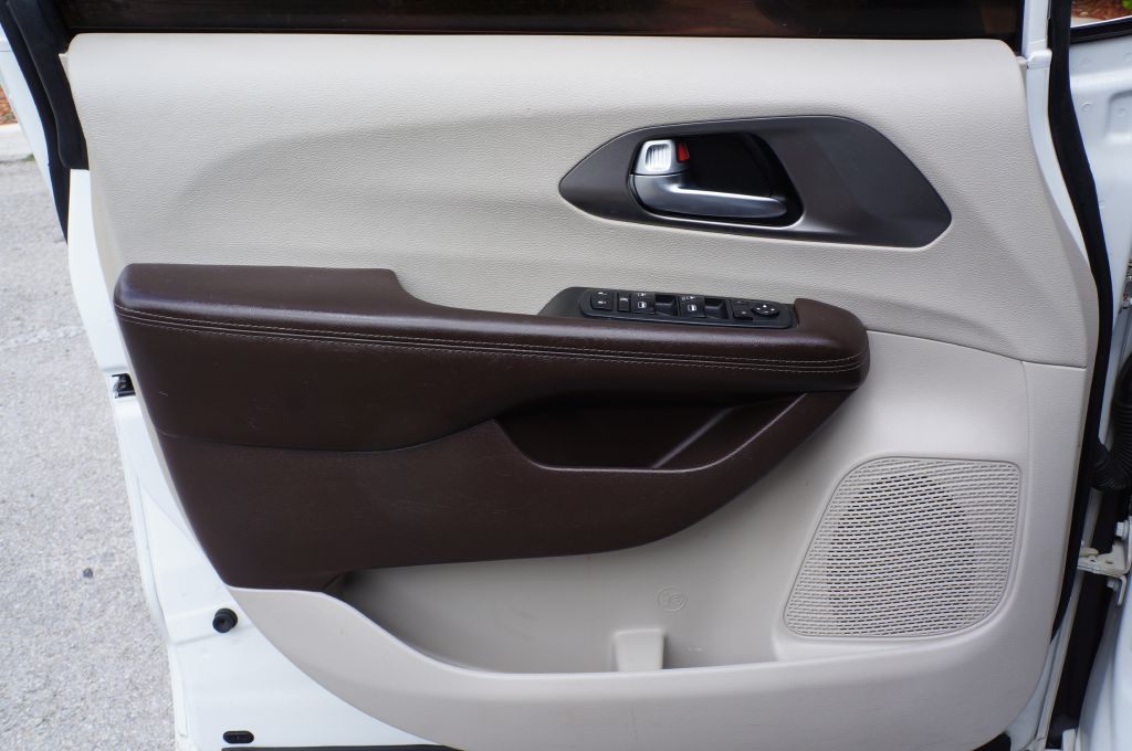 Photo 24 of this CHRYSLER VOYAGER L
