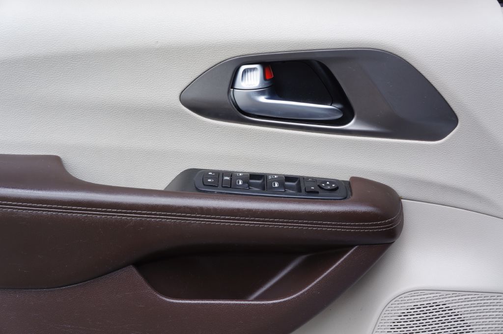 Photo 25 of this CHRYSLER VOYAGER L