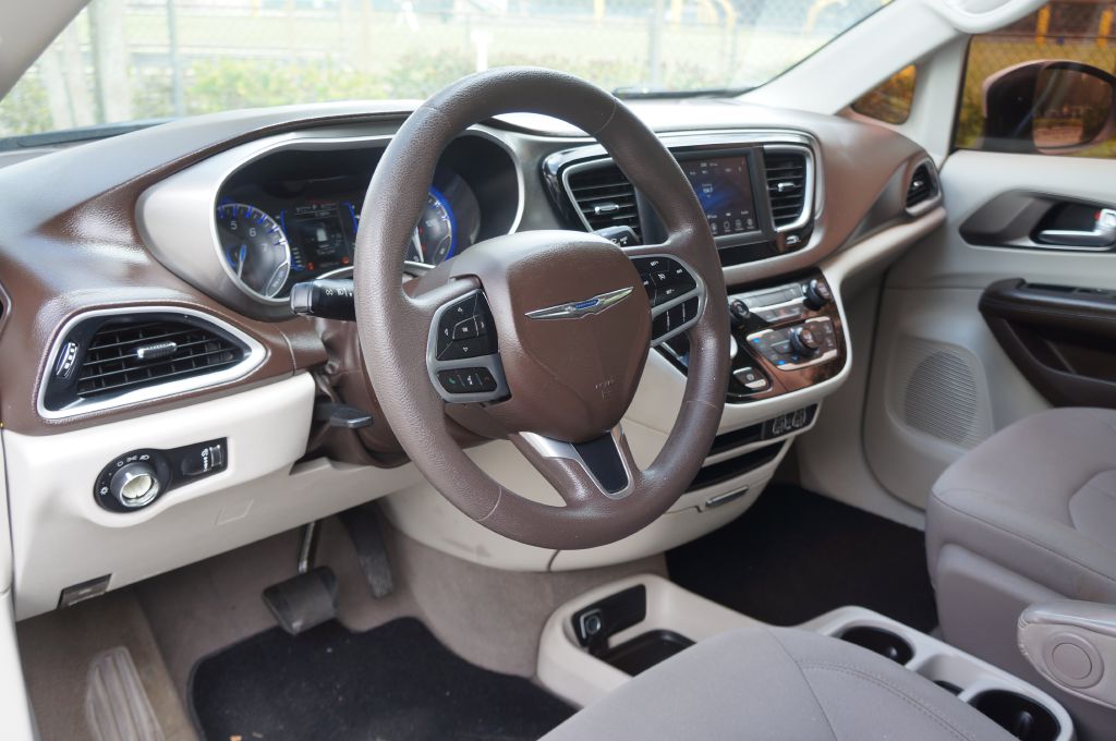 Photo 26 of this CHRYSLER VOYAGER L