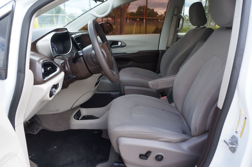 Photo 27 of this CHRYSLER VOYAGER L