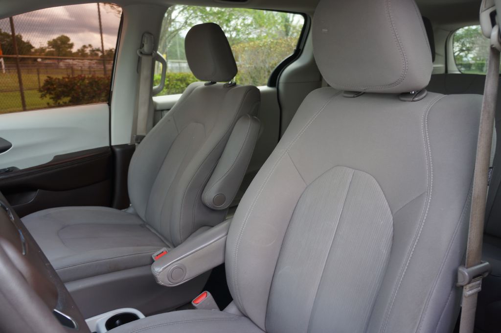 Photo 28 of this CHRYSLER VOYAGER L