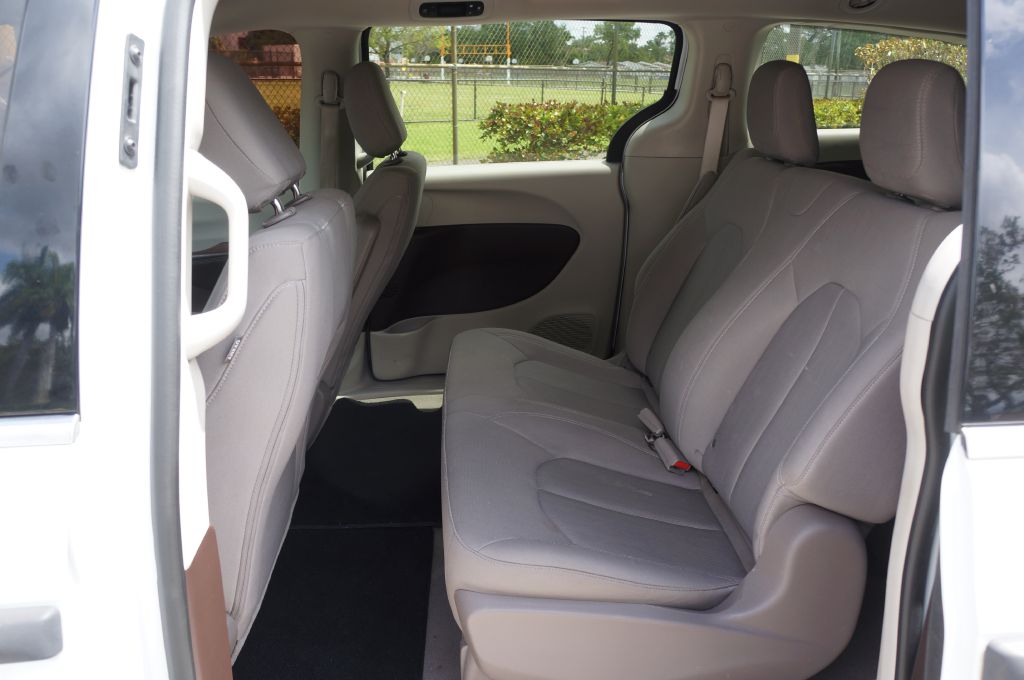 Photo 30 of this CHRYSLER VOYAGER L