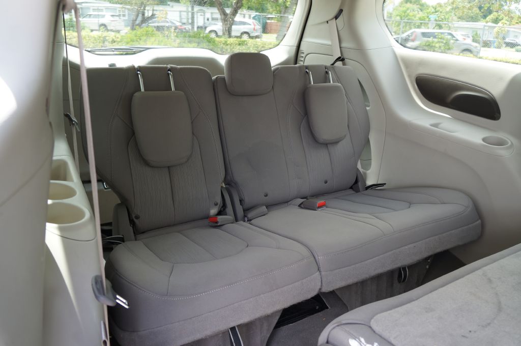 Photo 32 of this CHRYSLER VOYAGER L