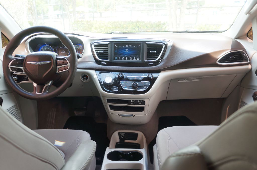 Photo 34 of this CHRYSLER VOYAGER L