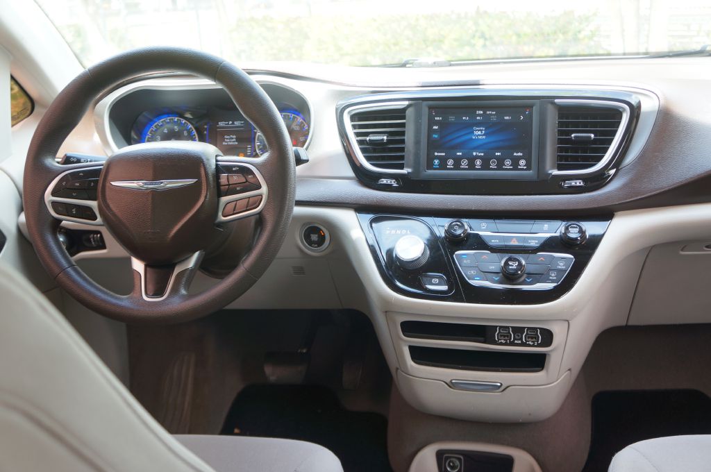 Photo 35 of this CHRYSLER VOYAGER L