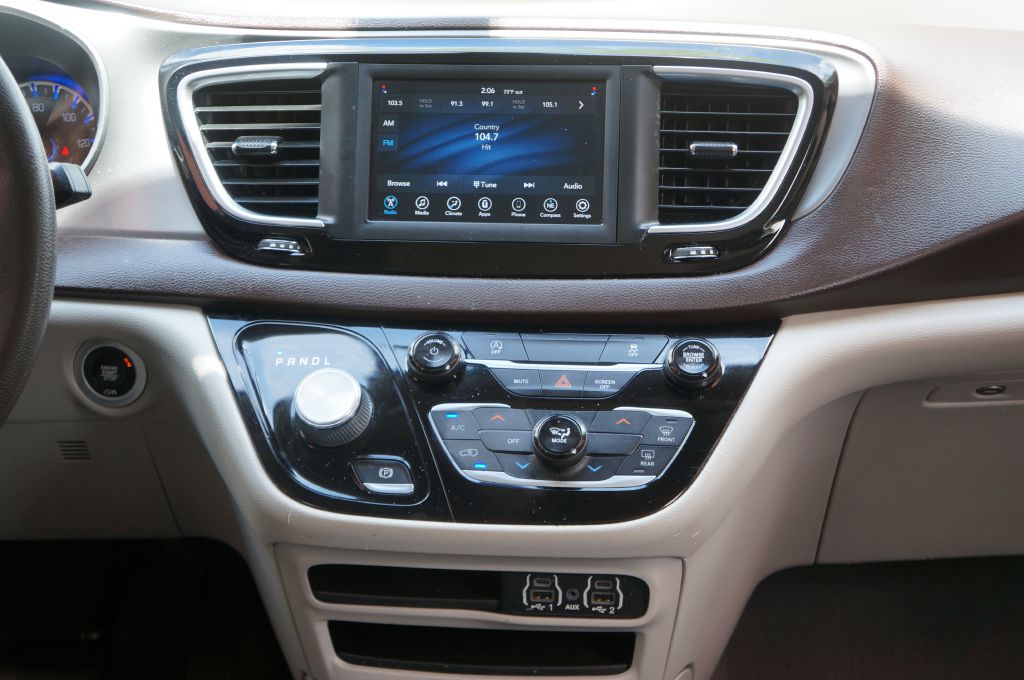Photo 36 of this CHRYSLER VOYAGER L