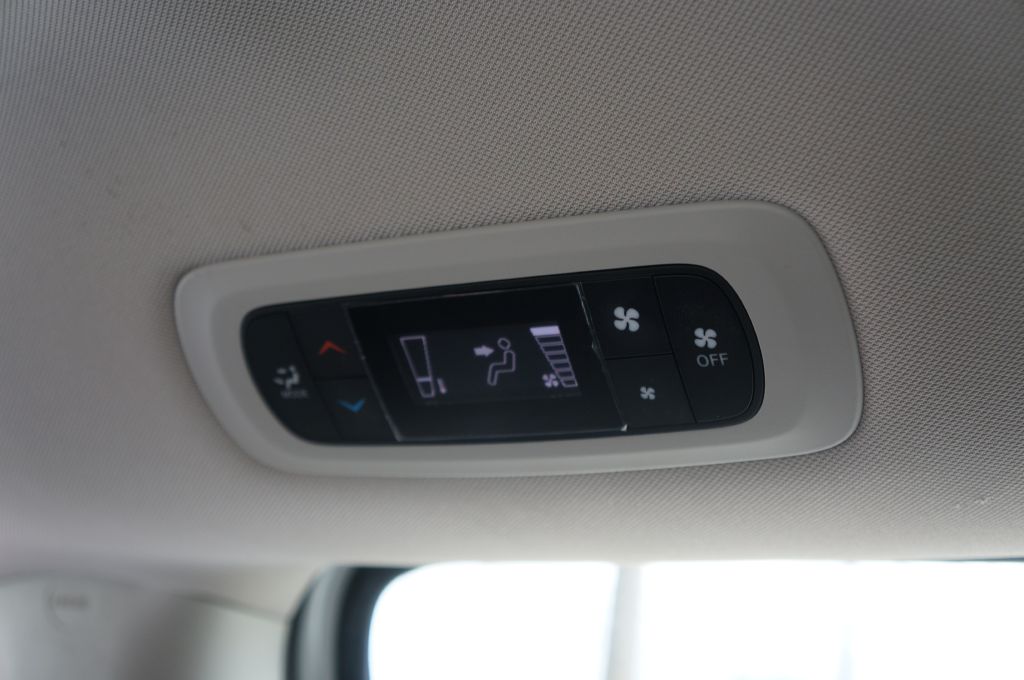 Photo 33 of this CHRYSLER VOYAGER L