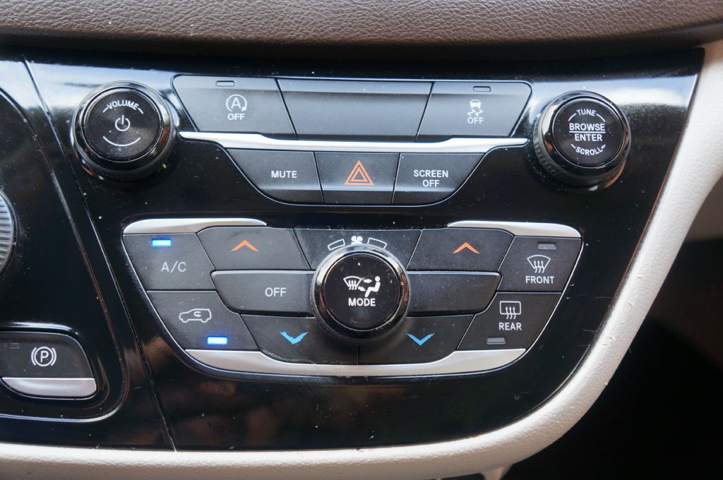 Photo 41 of this CHRYSLER VOYAGER L