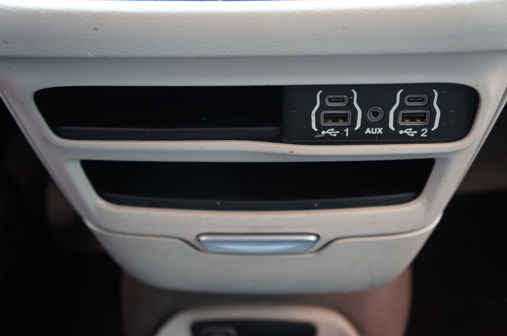 Photo 42 of this CHRYSLER VOYAGER L