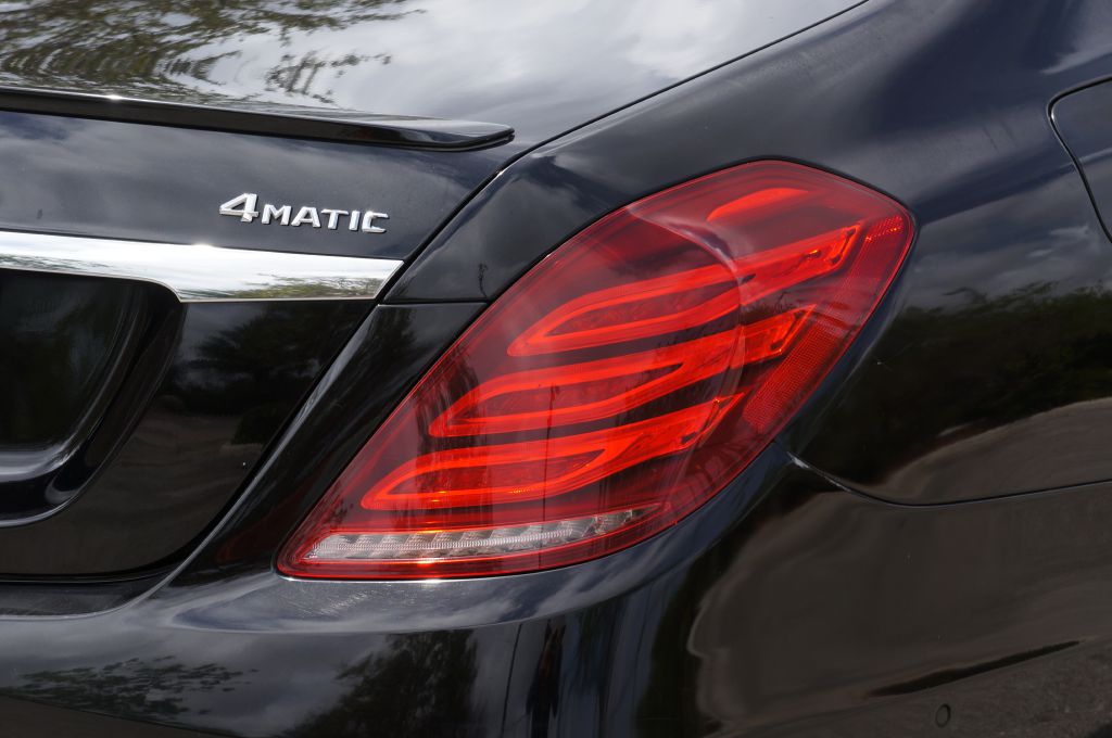 Photo 21 of this MERCEDES-BENZ S-CLASS