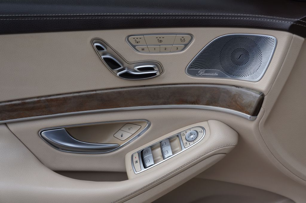 Photo 25 of this MERCEDES-BENZ S-CLASS