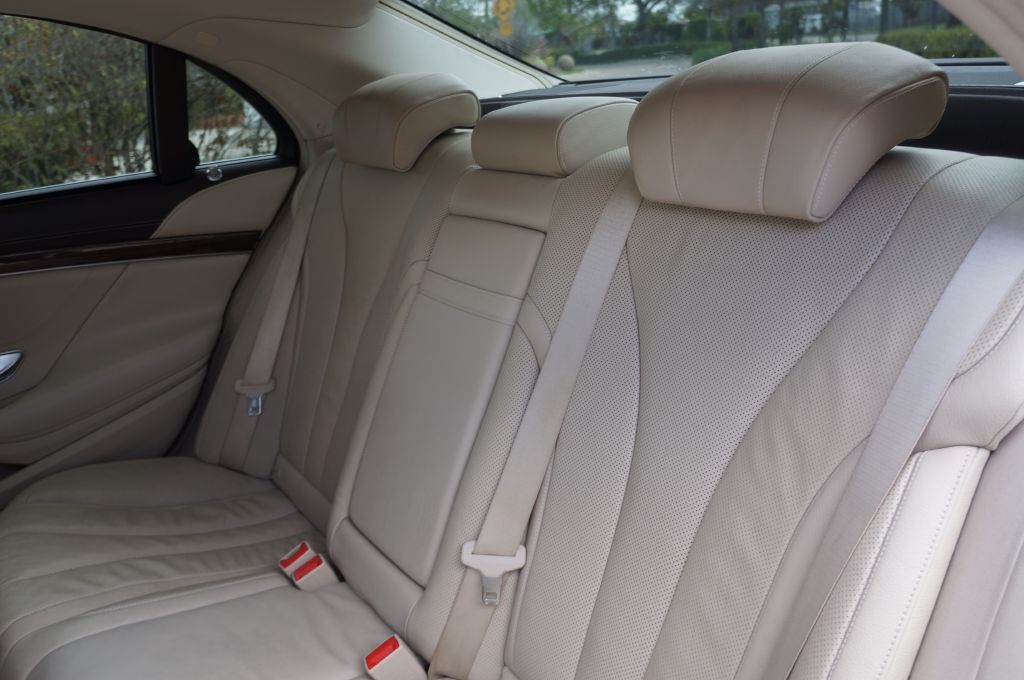 Photo 32 of this MERCEDES-BENZ S-CLASS