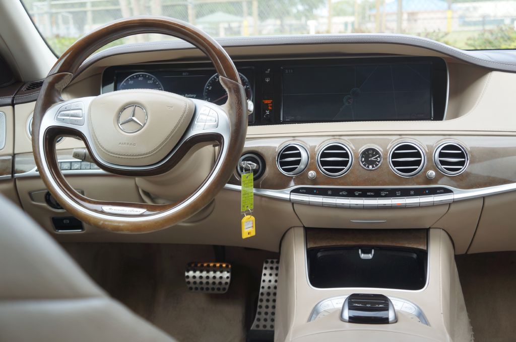 Photo 35 of this MERCEDES-BENZ S-CLASS