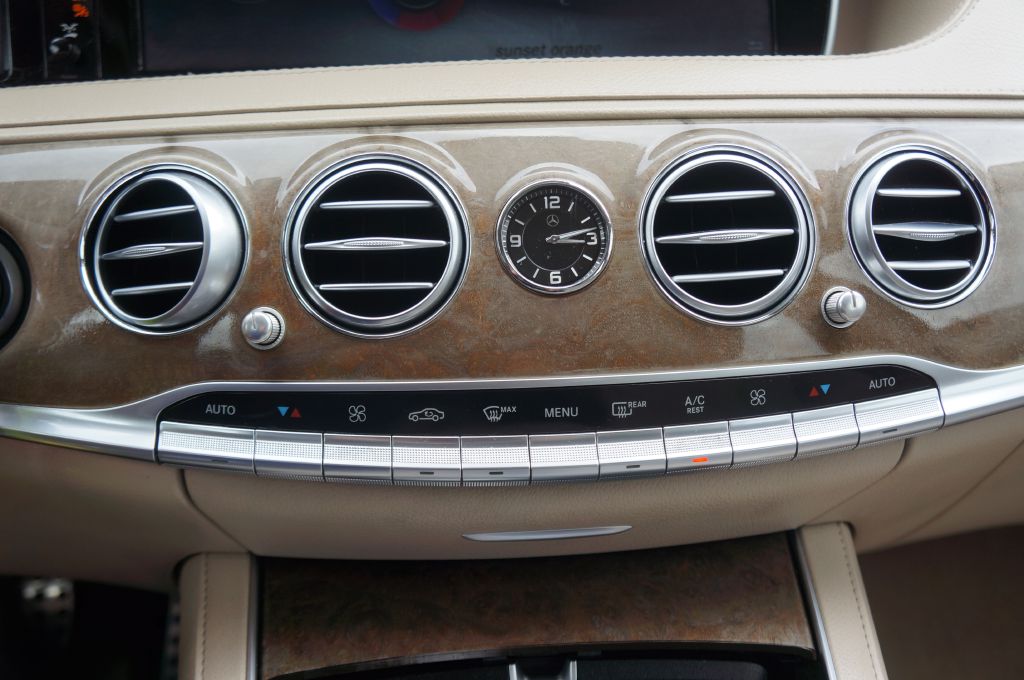 Photo 42 of this MERCEDES-BENZ S-CLASS