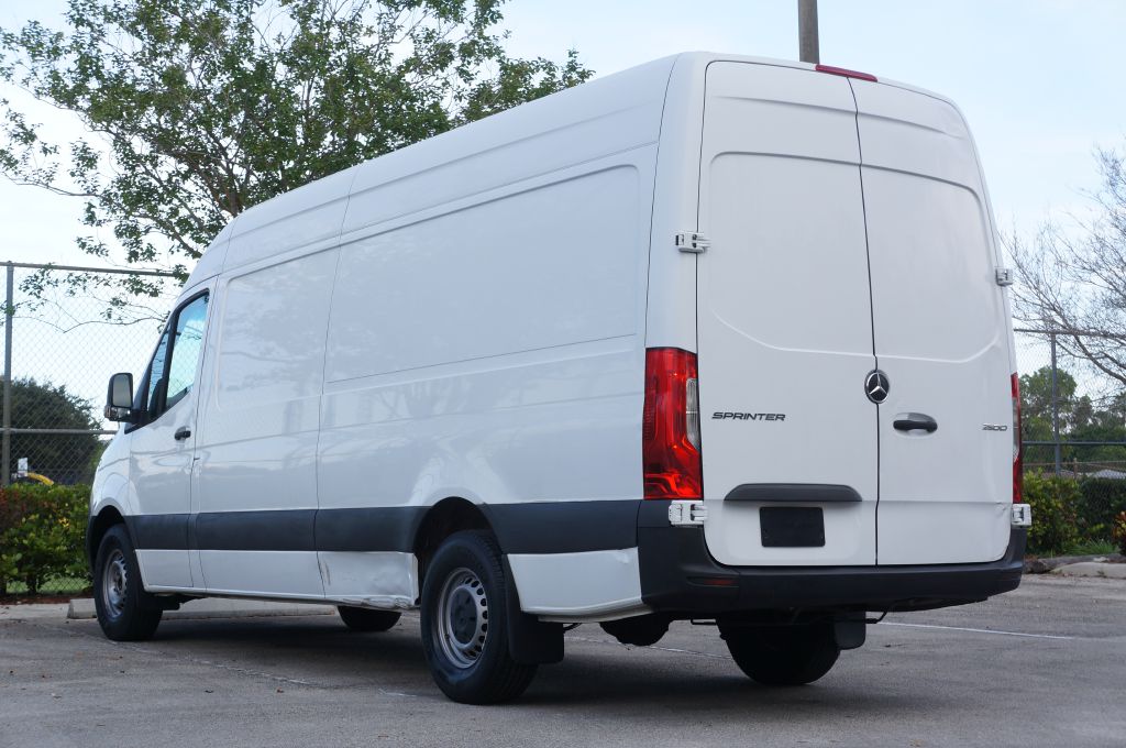Photo 8 of this MERCEDES-BENZ SPRINTER HR